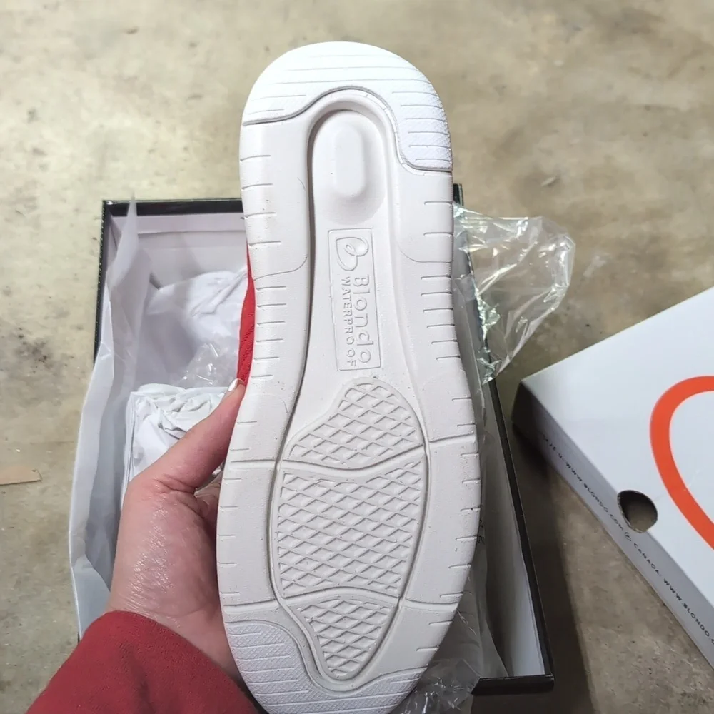 Blondo Women's Waterproof Karen Red Knit - Picture 7 of 8